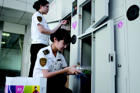 青岛汽车站工作人员清理寄存柜,有的柜子里放着鱼缸,鱼虾已经变臭。本报记者